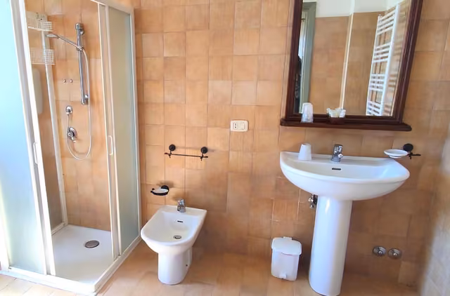 Bagno privato con doccia e sanitari