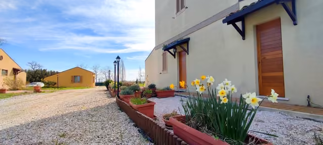 La facciata dell’Agriturismo Arkadia con gli spazi esterni