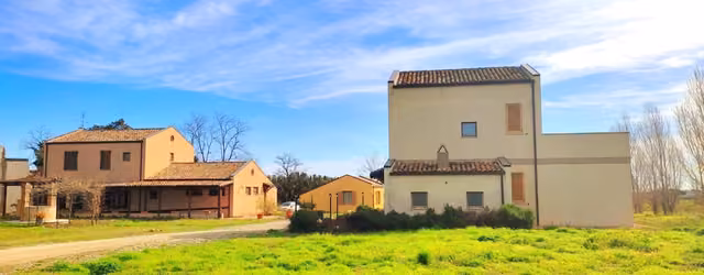 L’edificio ristrutturato dell’Agriturismo Arkadia tra i campi
