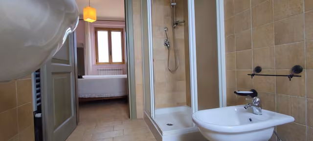 Bagno con doccia, WC e lavandino