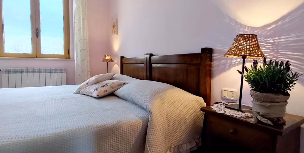 Camera matrimoniale Venere dell’Agriturismo Arkadia a Vasto, con letto e comodino