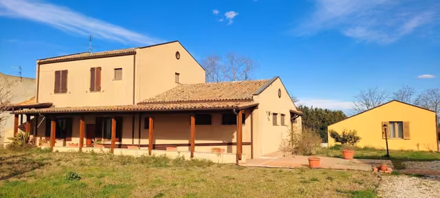 La casa in cima al campo coltivato vista dall’agriturismo