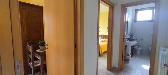 Stanza con bagno dotato di lavandino e WC